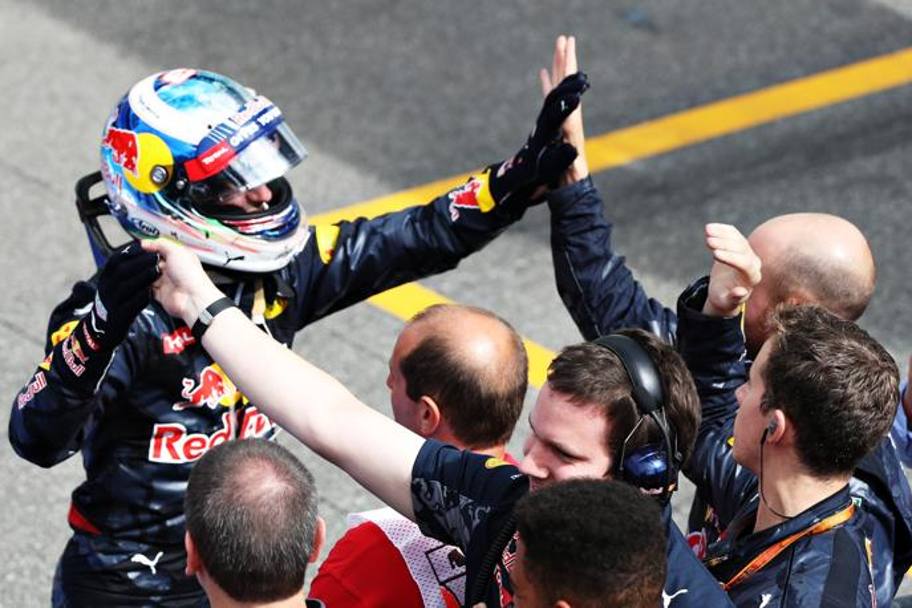 Ricciardo esulta con i meccanici della Red Bull. Getty